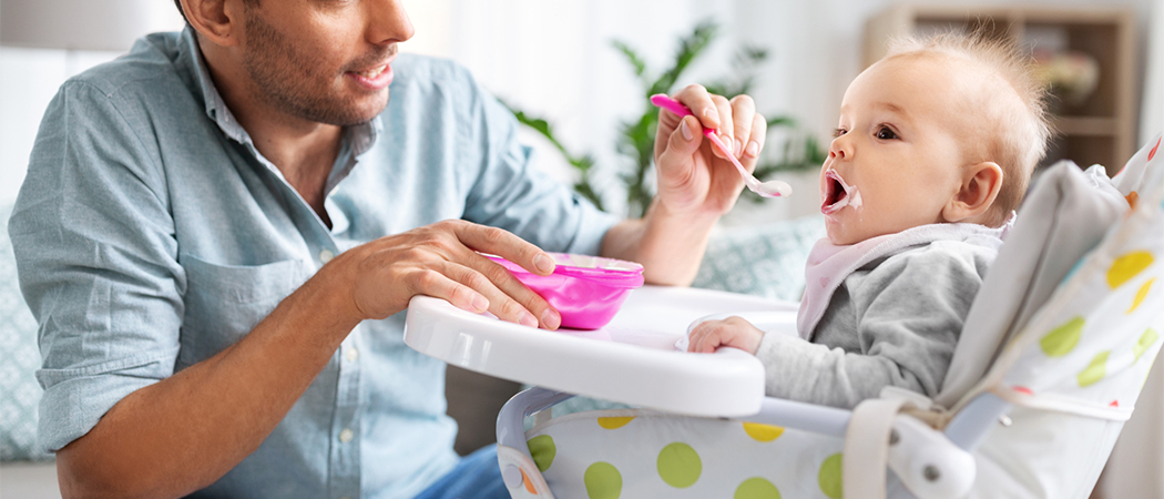 Goede kinderstoel eetstoel aan tafel